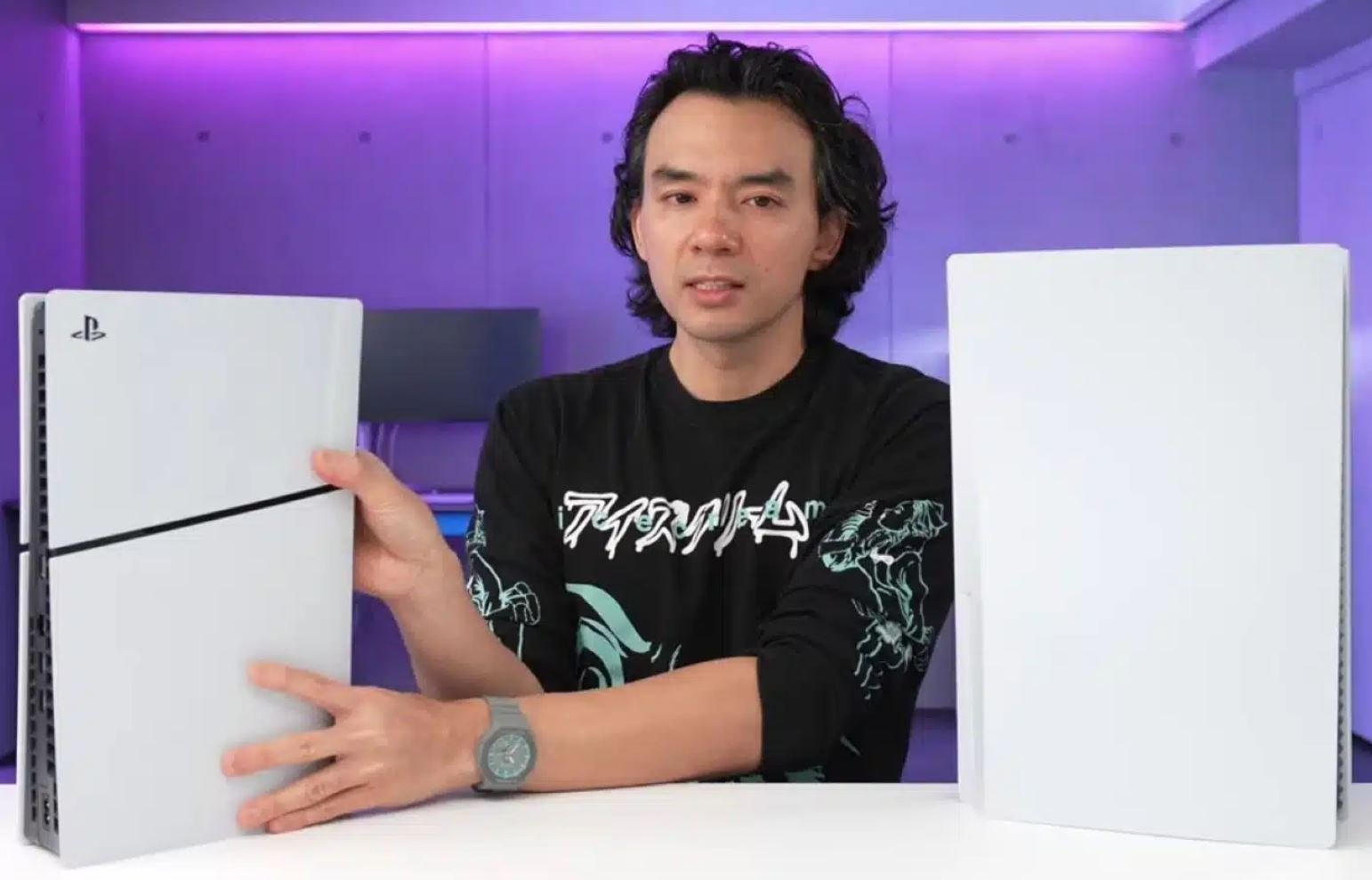 La nouvelle PS5 (slim), aux côtés du modèle lancé en 2020 © Dave2D
