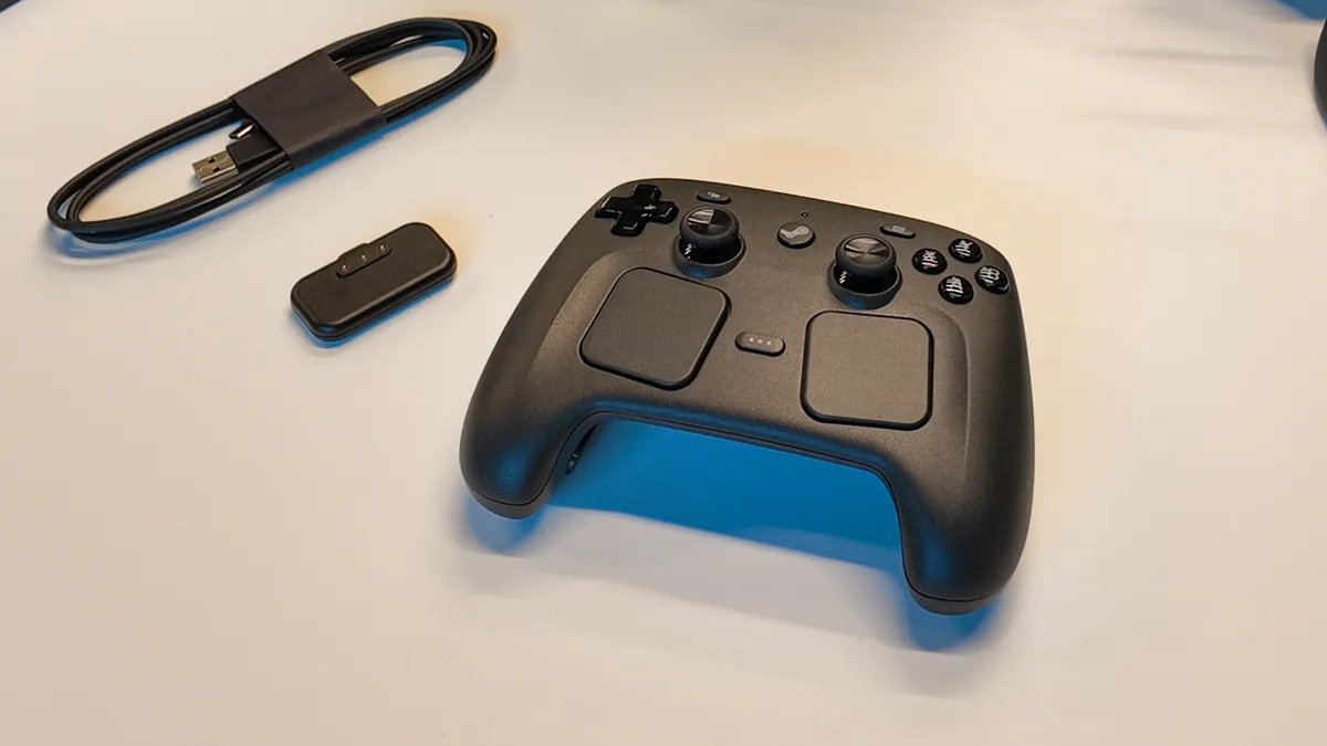 Le Steam Controller reprend toutes les commandes d'un Steam Deck. ©PC Gamer