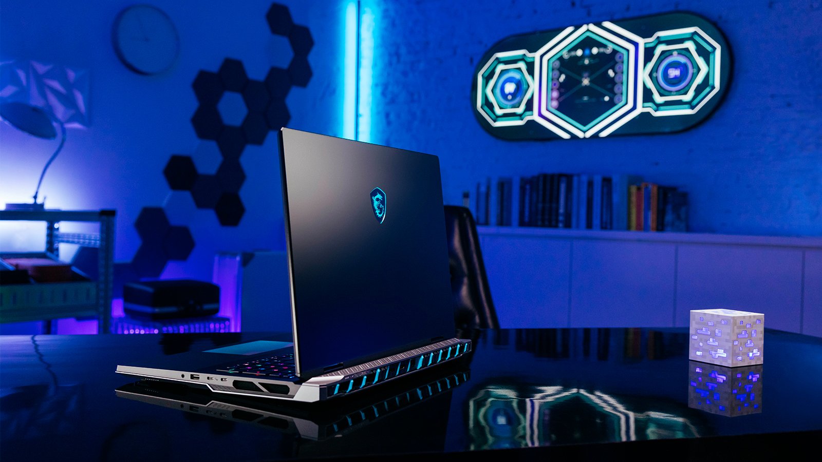 Écran 18" MiniLED 120 Hz, Core Ultra 9, 64 Go de RAM et RTX 5080 : les caractéristiques annoncent d'emblée la couleur ©MSI
