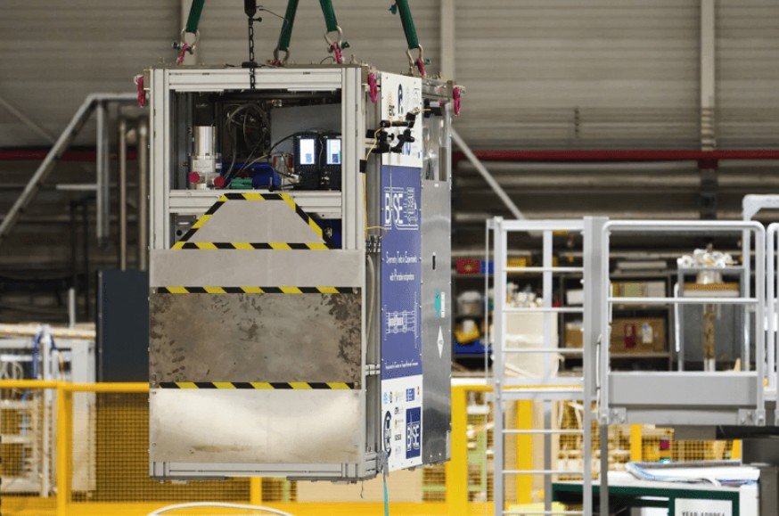 Dans le camion, un piège électromagnétique cryogénique a servi de conteneur durant le transport. © CERN