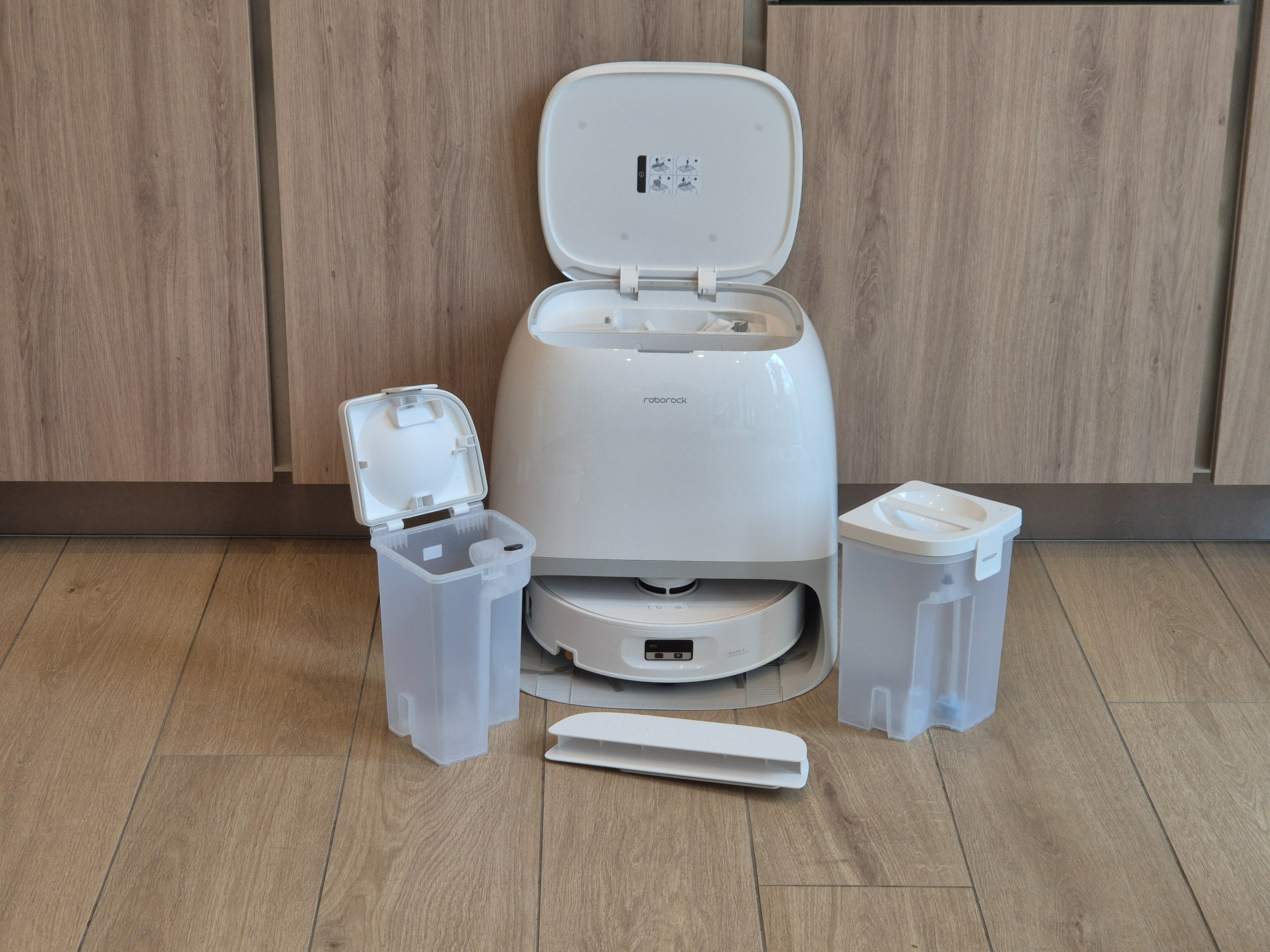 Le Roborock Qrevo Curv 2 et ses réservoirs d'eau Flow ©Camille Fontaine pour Clubic