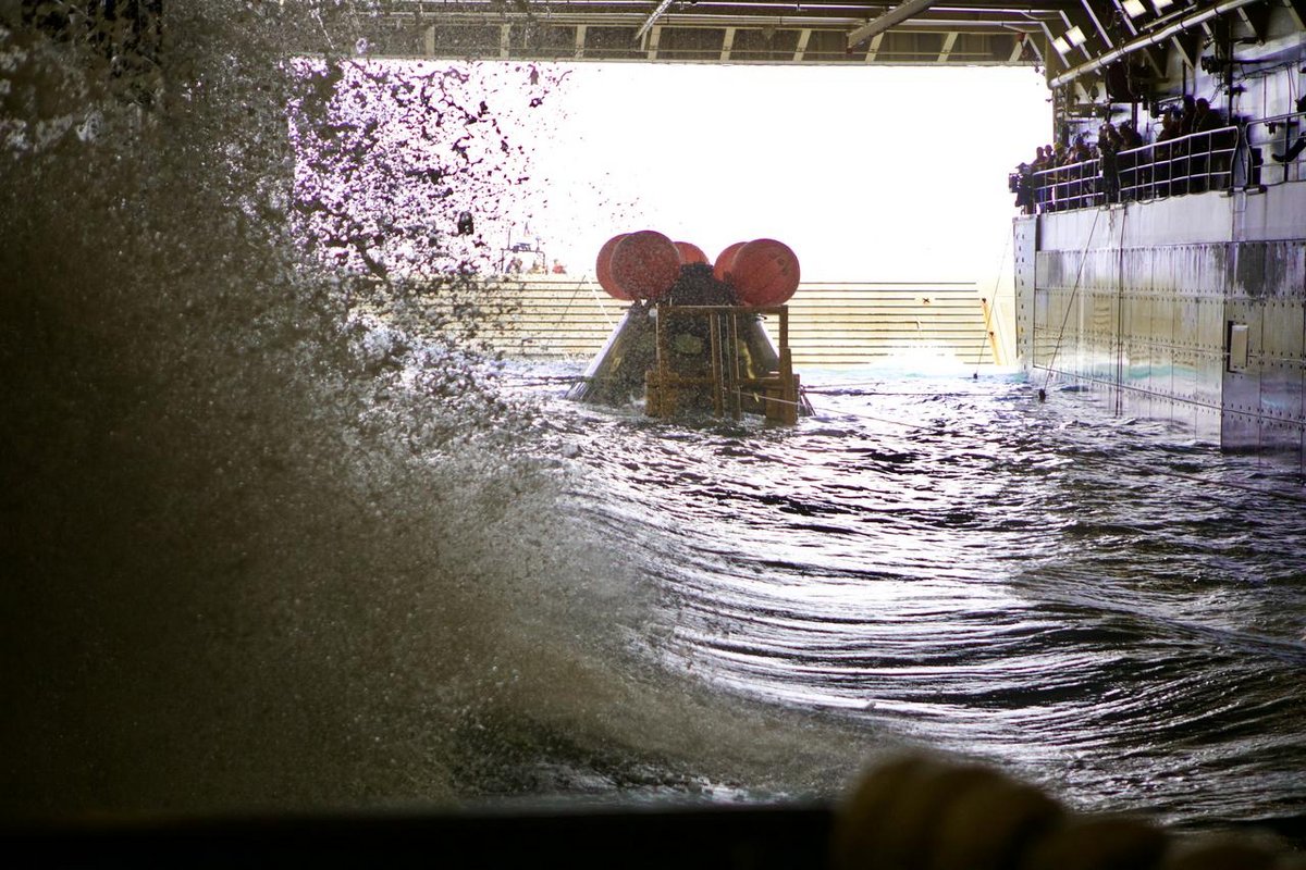 Quand la capsule sera bel et bien récupérée dans le bassin de chargement d'un navire amphibie américain, alors ce sera gagné ! © NASA / Frank Michaux