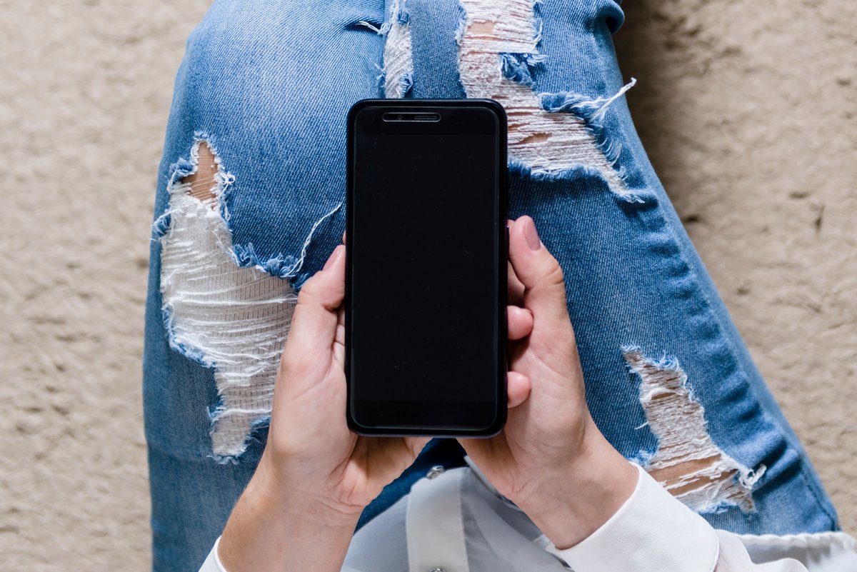 Les smartphones cassés et les jeans troué seront logés à la même enseigne © Julio Ricco / Shutterstock