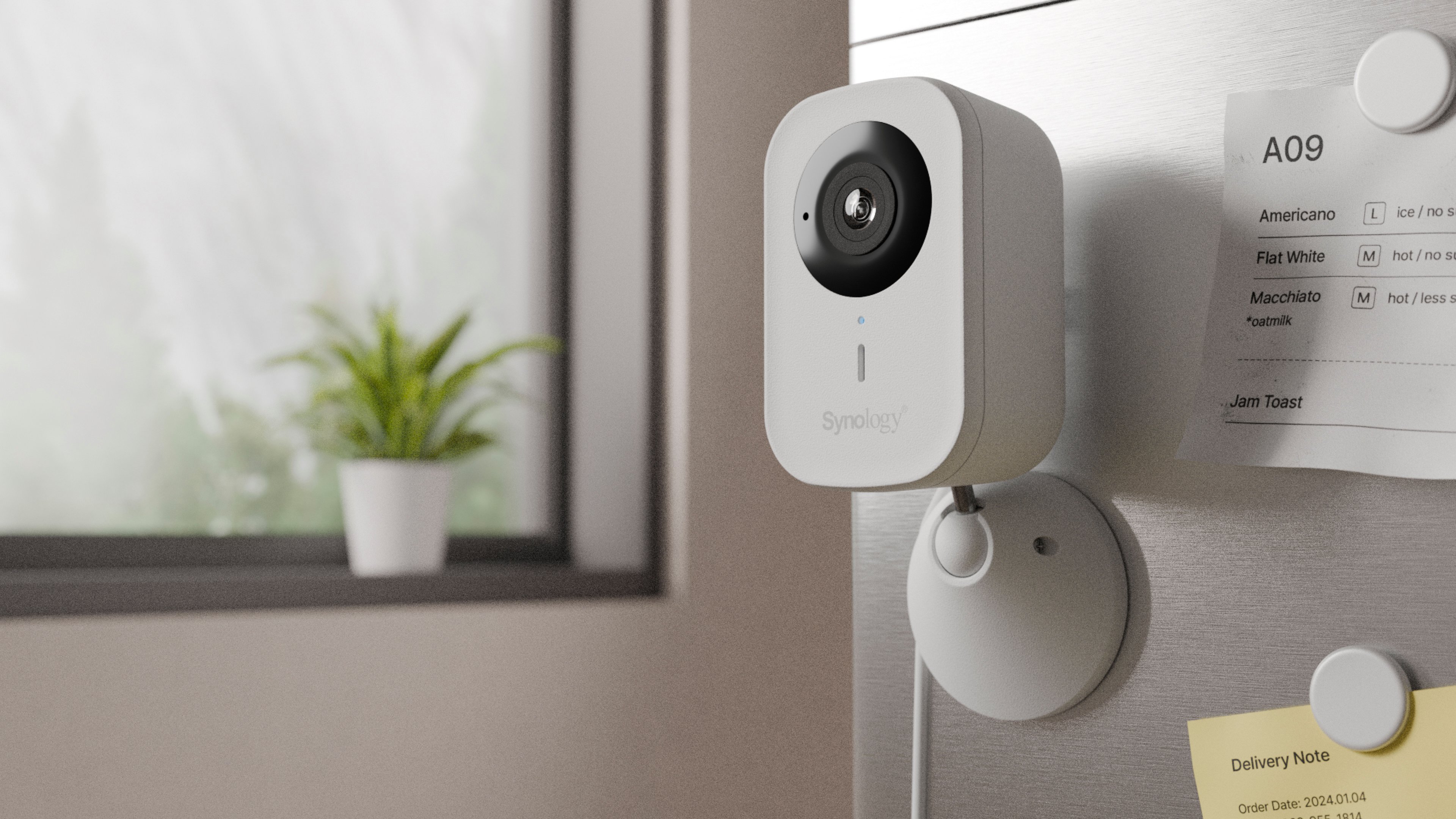 Fixée à un mur, au plafond, à l'intérieur ou à l'extérieur, aimantée à un frigo... La caméra de surveillance CC400W trouvera facilement sa place partout, à la maison comme dans un bureau ou un petit commerce. ©Synology 