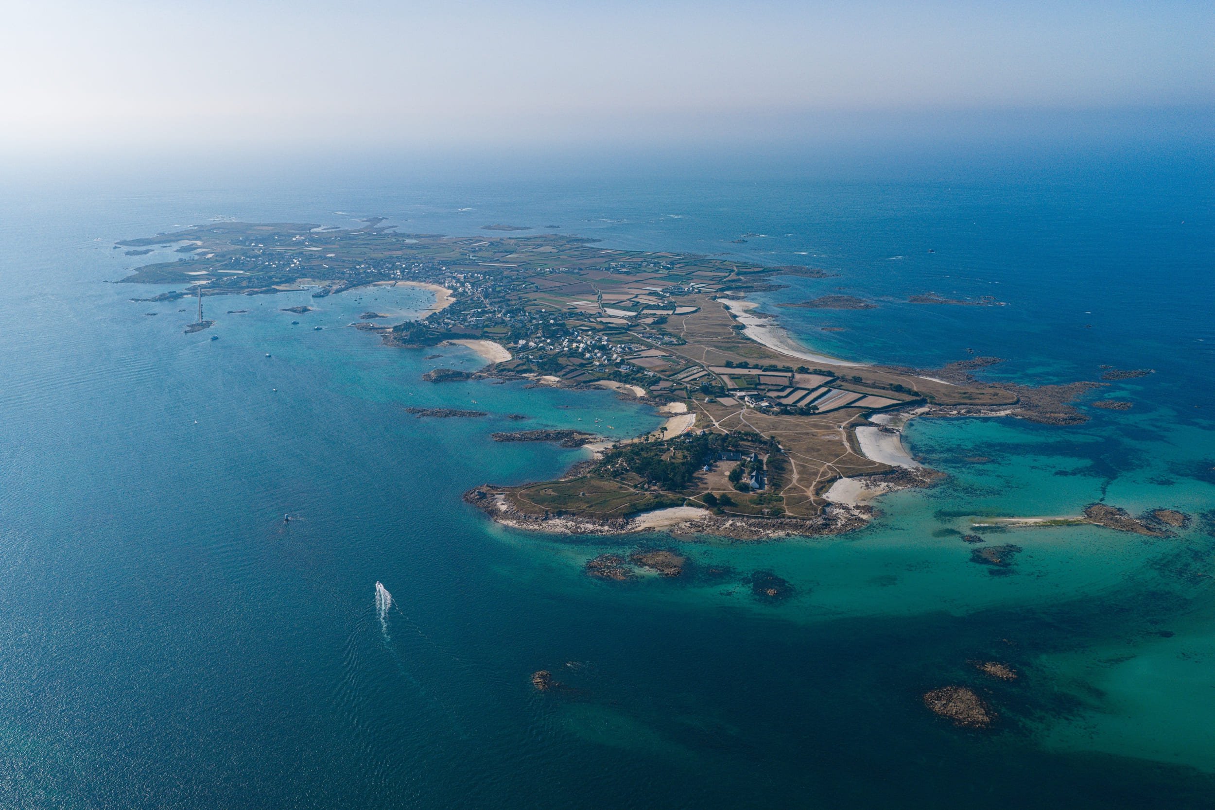 Vue sur le village balnéaire de Roscoff et l'île de Batz © Mike Workman / Shutterstock