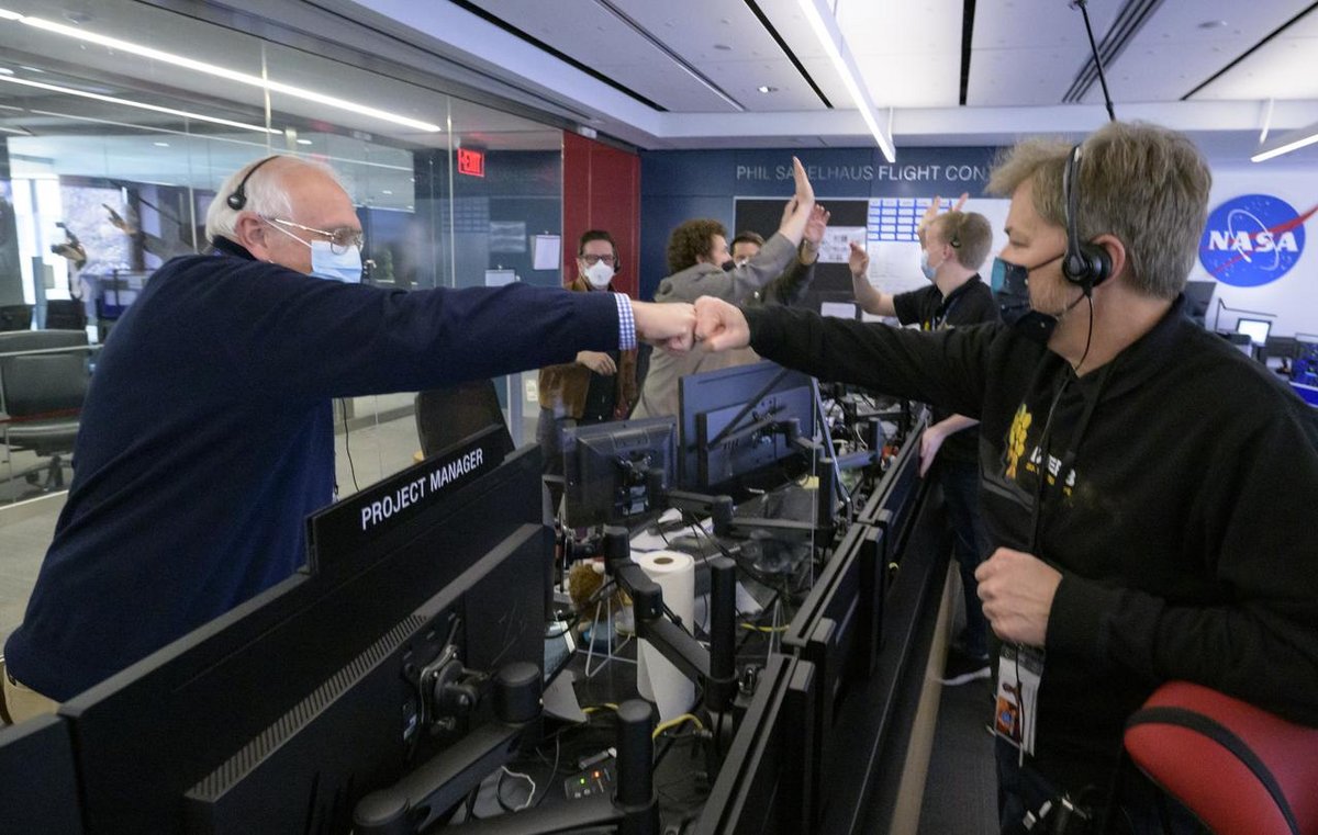 Joie au centre de contrôle après la confirmation du déploiement. Crédits : NASA