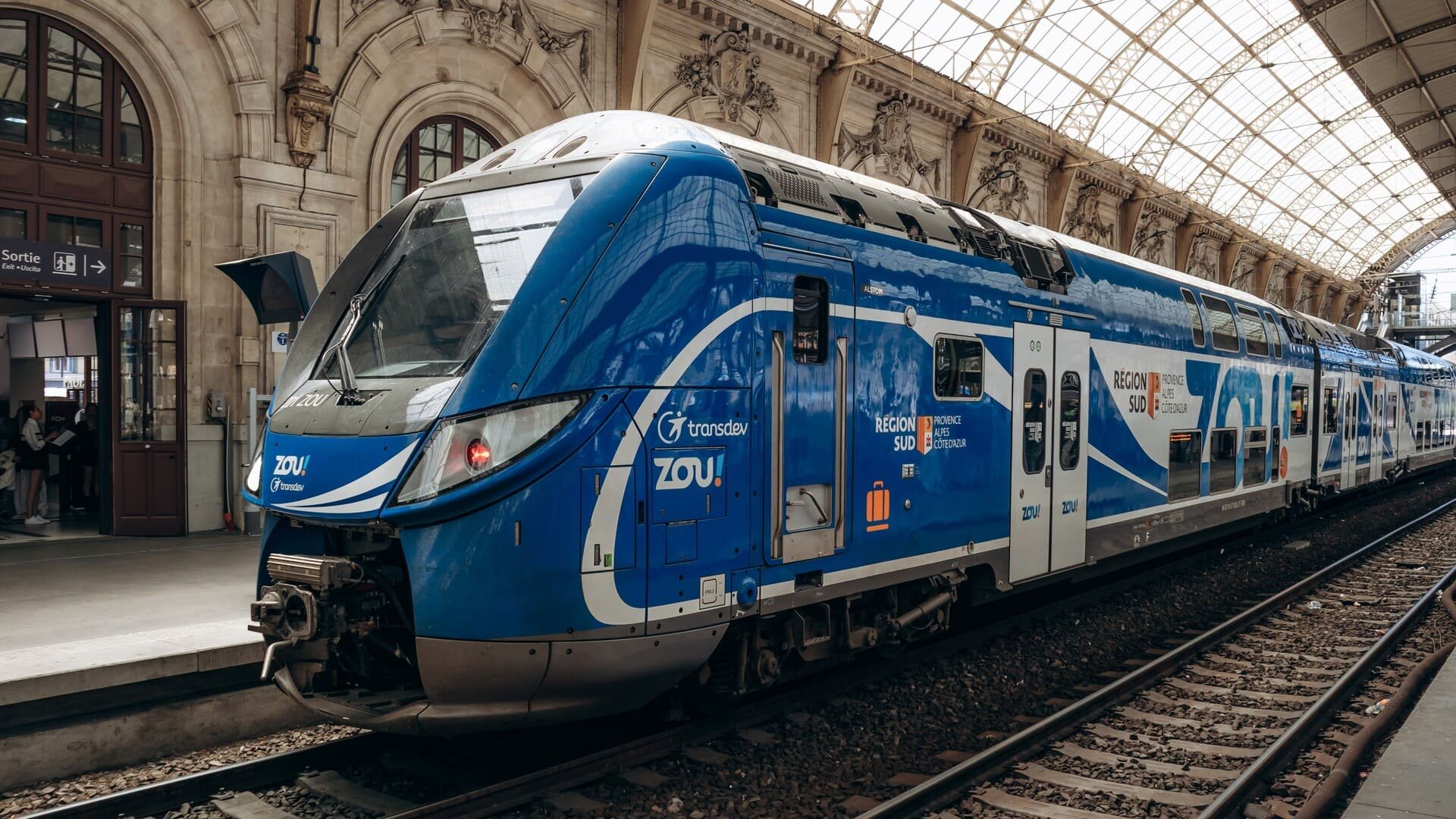 Le logo Transdev figure bien sur ces rames ZOU !, mais beaucoup de voyageurs du 9 octobre pensaient encore prendre un train SNCF. © Andrei Antipov / Shutterstock