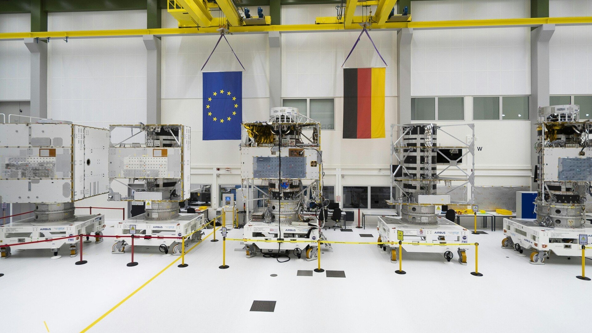 Des satellites Galileo de deuxième génération en cours d’assemblage dans la salle blanche d’Airbus à Friedrichshafen, en Allemagne. © ESA