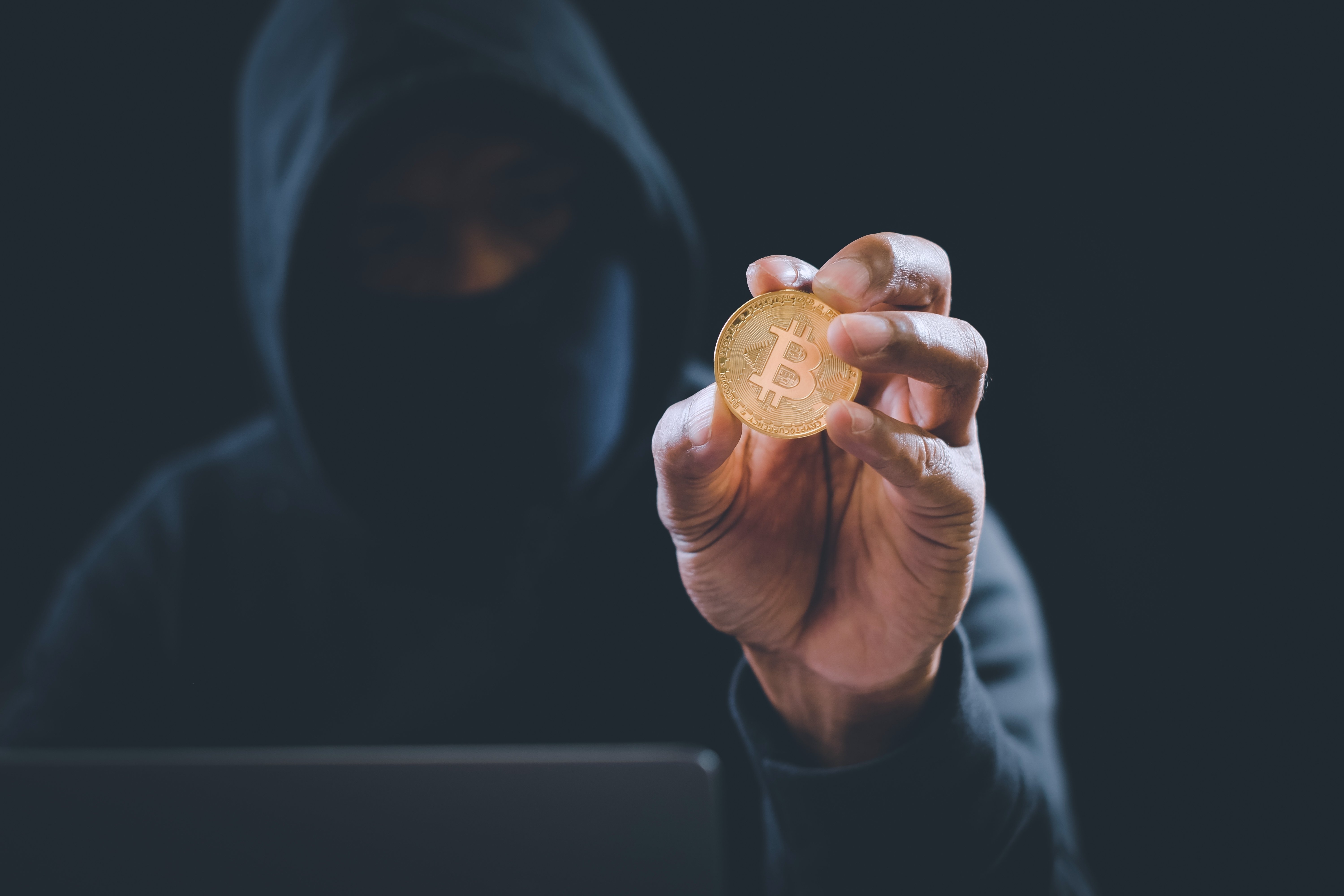  Les autorités de régulation et les entreprises de sécurité font face à une explosion des arnaques aux cryptomonnaies qui utilisent des techniques basées sur l'IA. © hanun vongsuravanich / Shutterstock