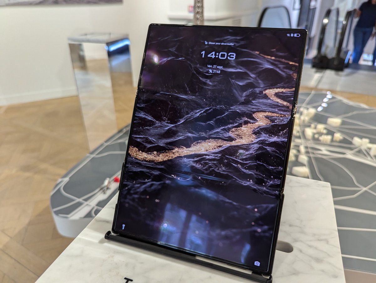 Le Huawei Mate XT devient une tablette de 10,2 pouces. ©️ Nicolas Guyot pour Clubic