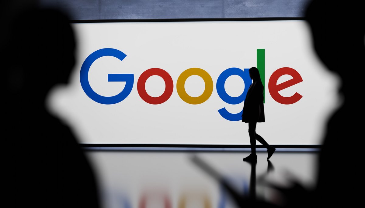 Sous couvert de sécurité, Google va exiger dès 2026 que toute application Android installée hors du Play Store provienne d’un développeur « vérifié », liant identité réelle et clé de signature de l’app sur les appareils certifiés Android.  © Shutterstock