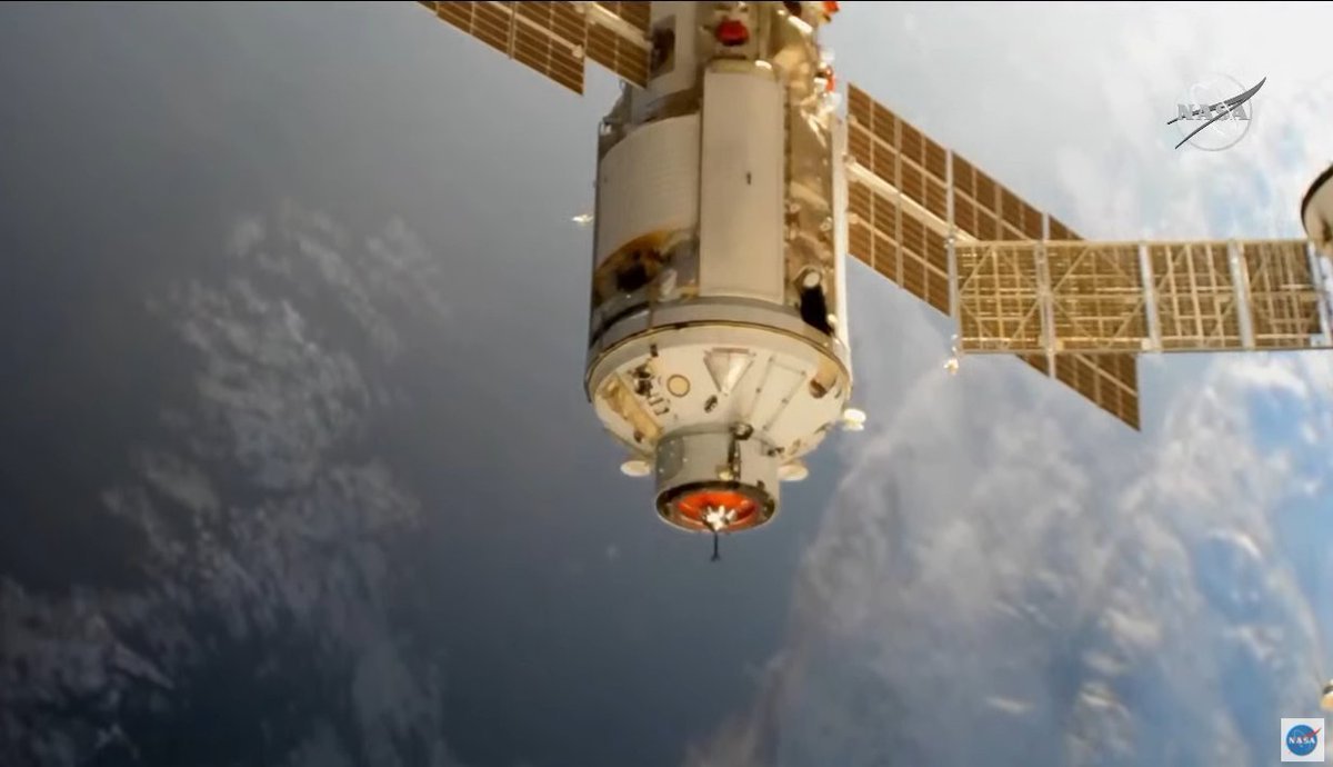 Les derniers mètres de l'approche du module MLM Nauka, vu de la station. © NASA TV