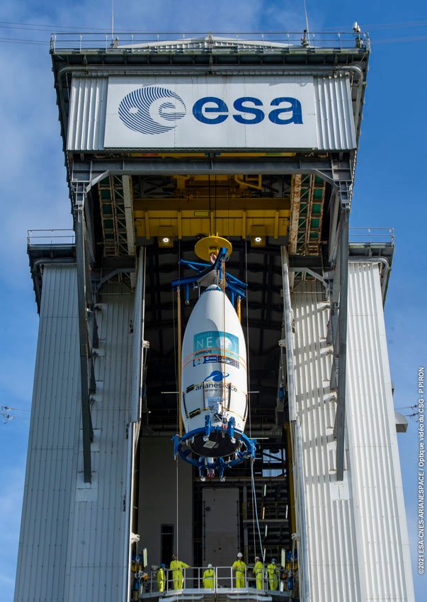 Installation de la coiffe de Vega (qui contient les satellites du lancement Pléiades NEO de cet été) au sommet de Vega. Crédits ESA/CNES/Arianespace/CSG/P.Piron