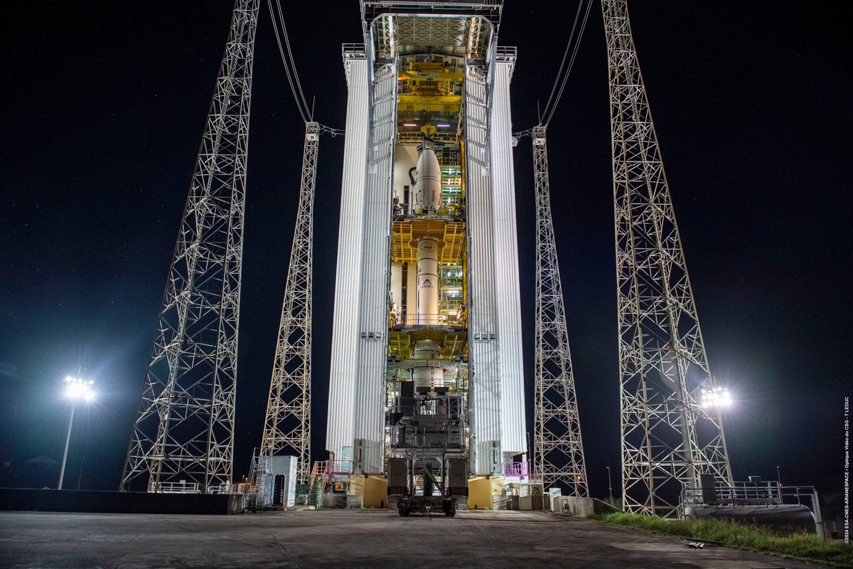 La fusée Vega au sein de son portique d'assemblage, sur le pas de tir © ESA / CNES / CSG / Arianespace / T.Leduc