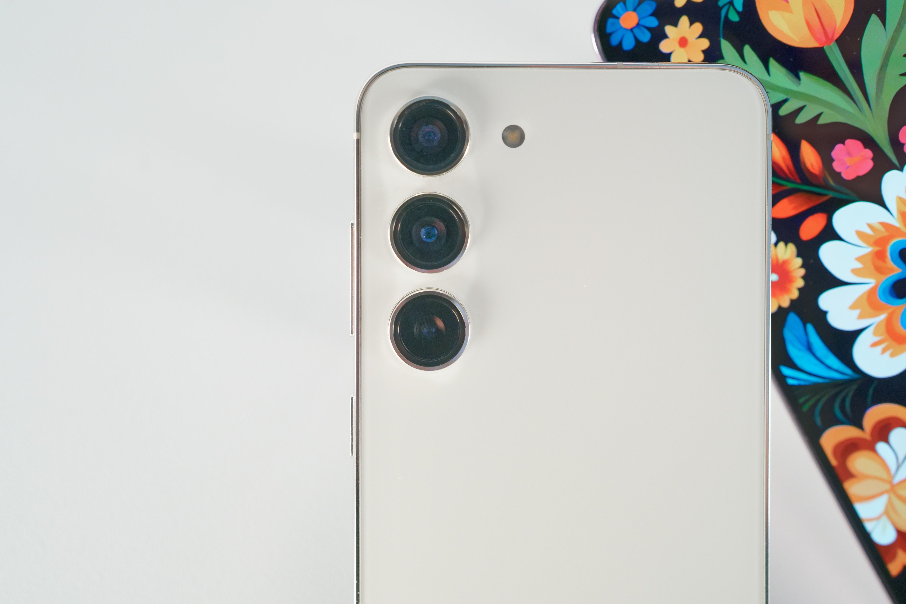 Le Galaxy S23 (ci-dessus) va bientôt se faire remplacer © Marc Mitrani pour Clubic