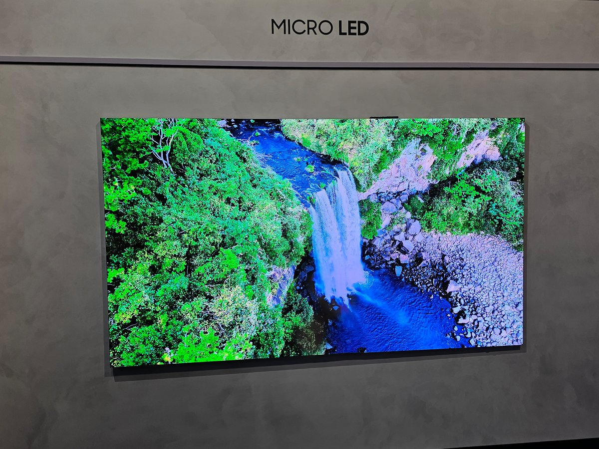 Le téléviseur MicroLED de Samsung, exposé lors de l'évènement "World of Samsung" © Matthieu Legouge pour Clubic 
