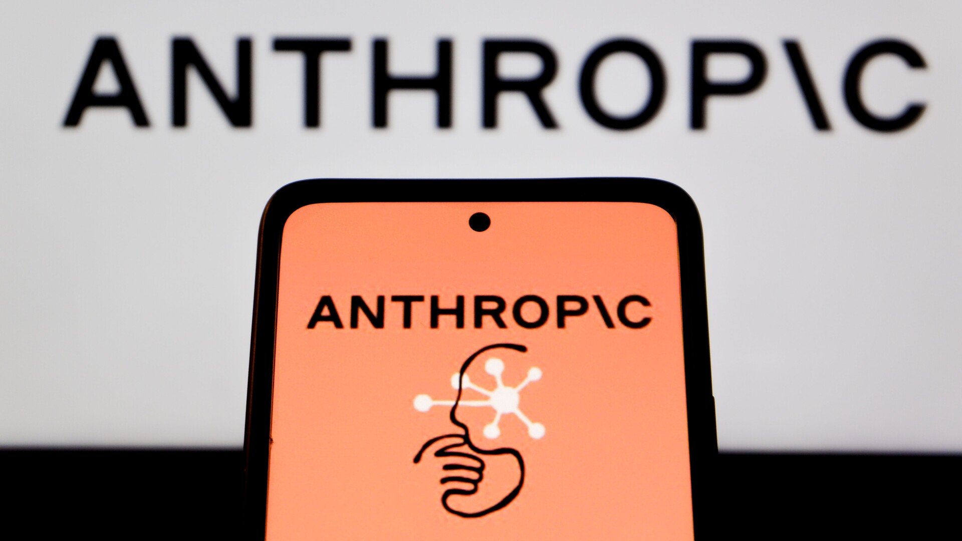 Le logo d'Anthropic, société à l'origine de l'IA Claude, affiché sur un smartphone.  © Algi Febri Sugita / Shutterstock