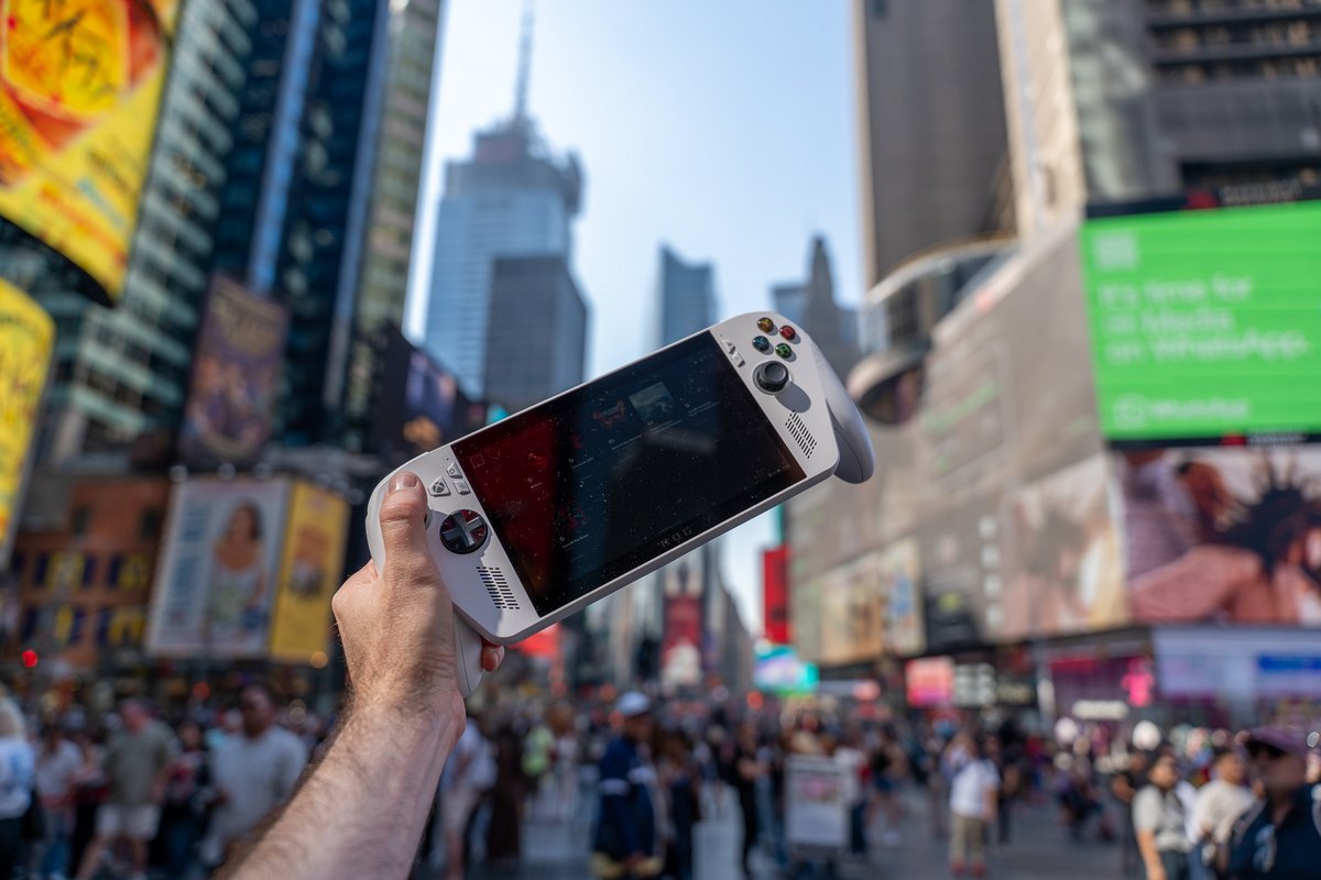 Ma valeureuse ROG Xbox Ally, ici chahutée à Time Square. © Nathan Le Gohlisse pour Clubic