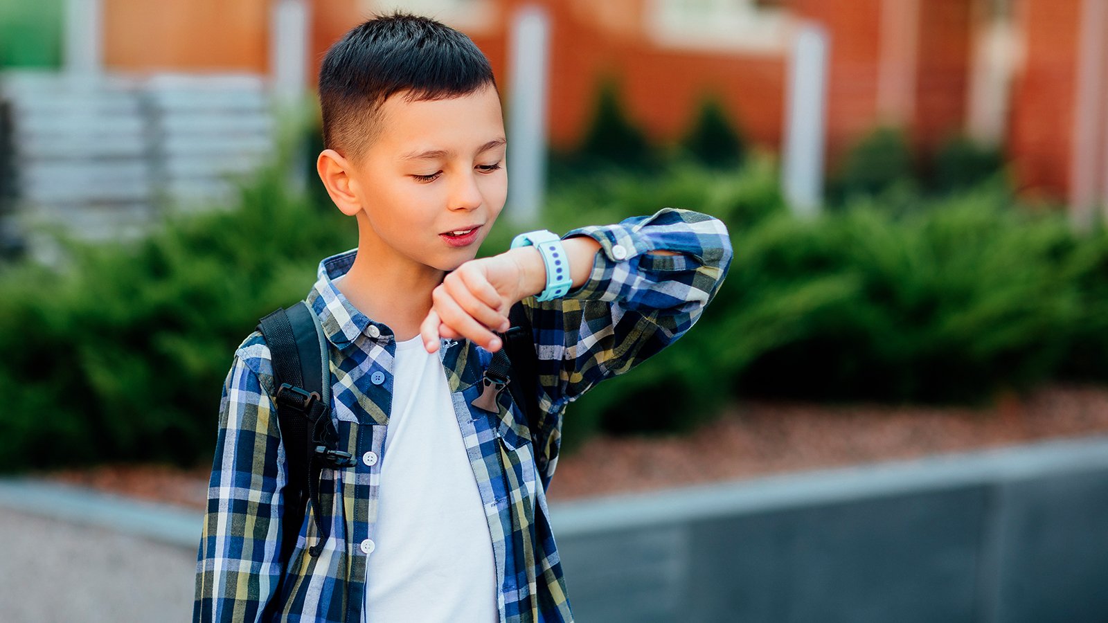 Avec son interface simple et ludique, la montre permet aux enfants d’appeler, d’envoyer des messages ou des émojis en toute autonomie. ©Shutterstock 