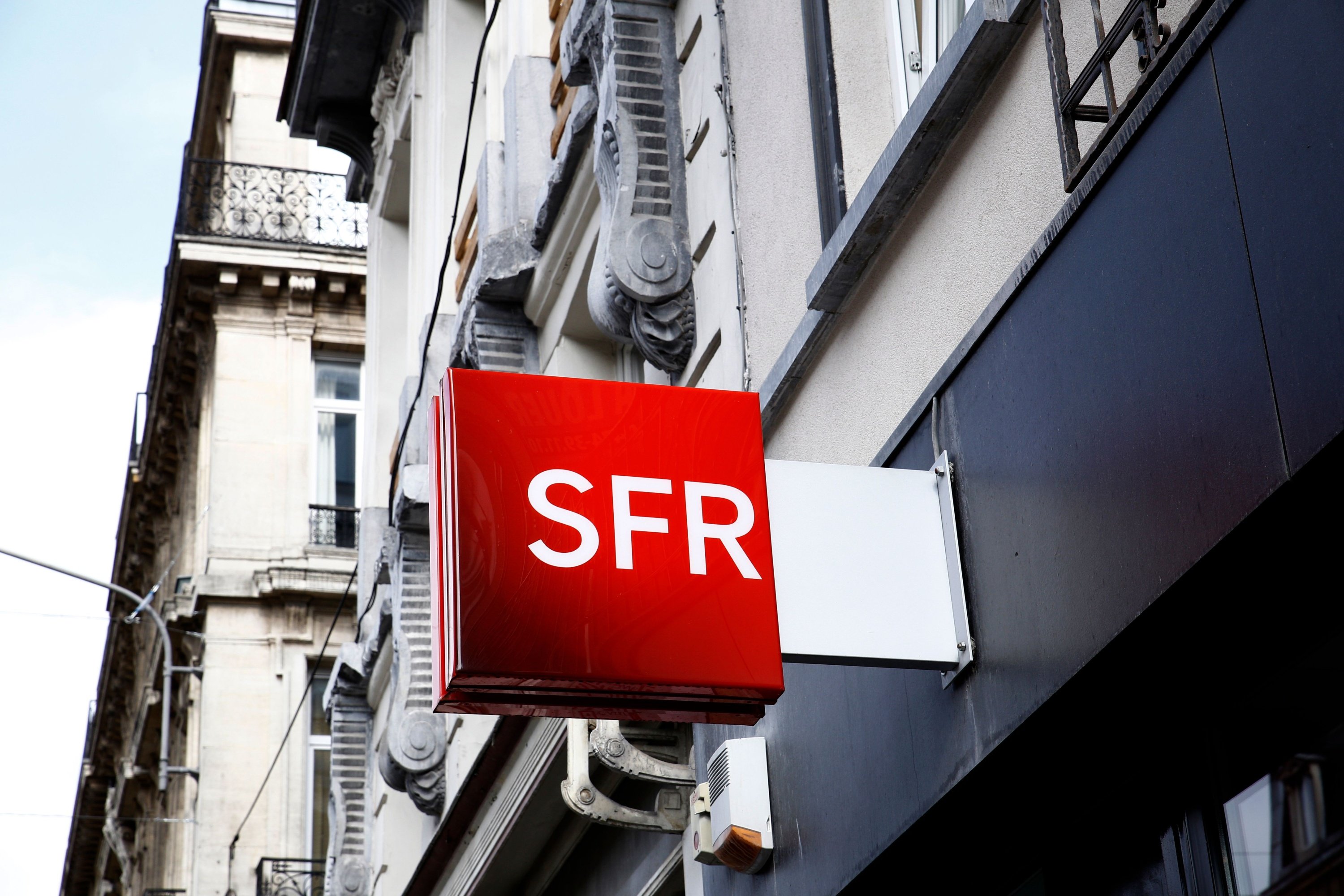 Le logo de SFR devant une boutique © Alexandros Michailidis / Shutterstock.com