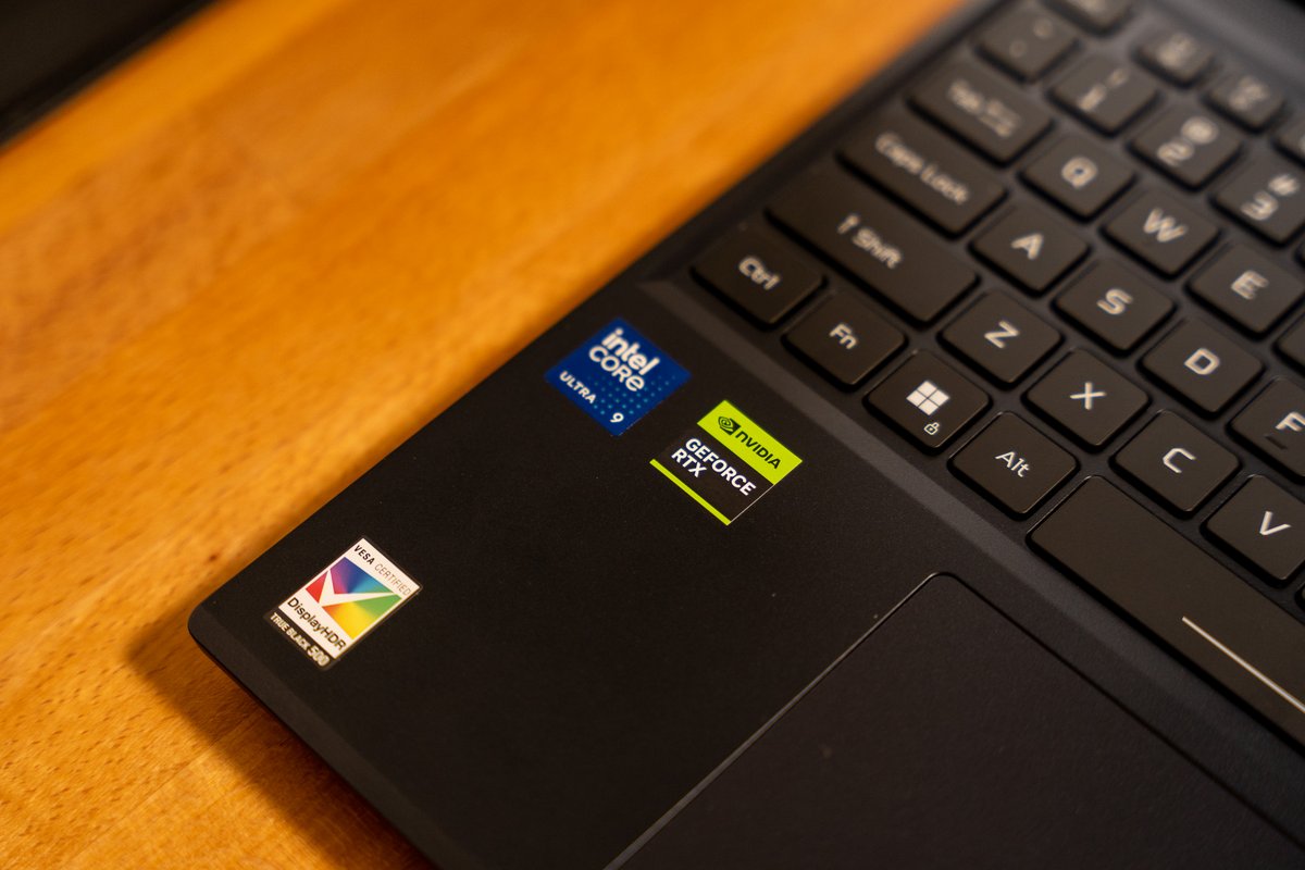 Ces deux logos sont le signe d'une belle puissance de feu. © Nathan Le Gohlisse pour Clubic