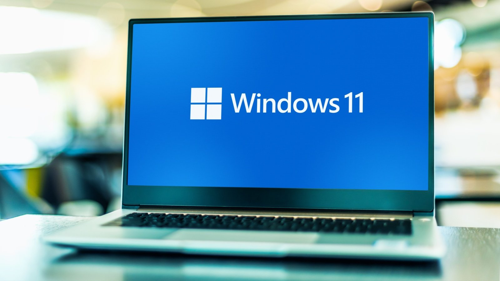Windows 11 affiché sur un ordinateur © Shutterstock