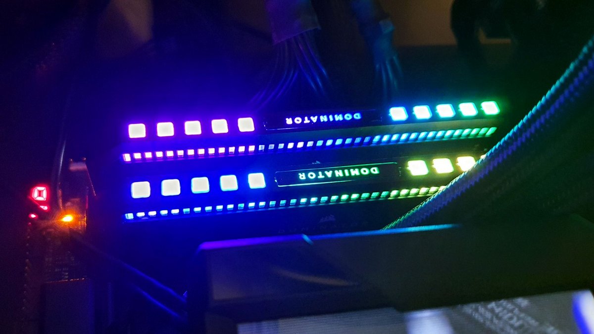 Pas exactement un modèle de sobriété, la bande de LED au sommet de chaque barrette fait son petit effet © Nerces