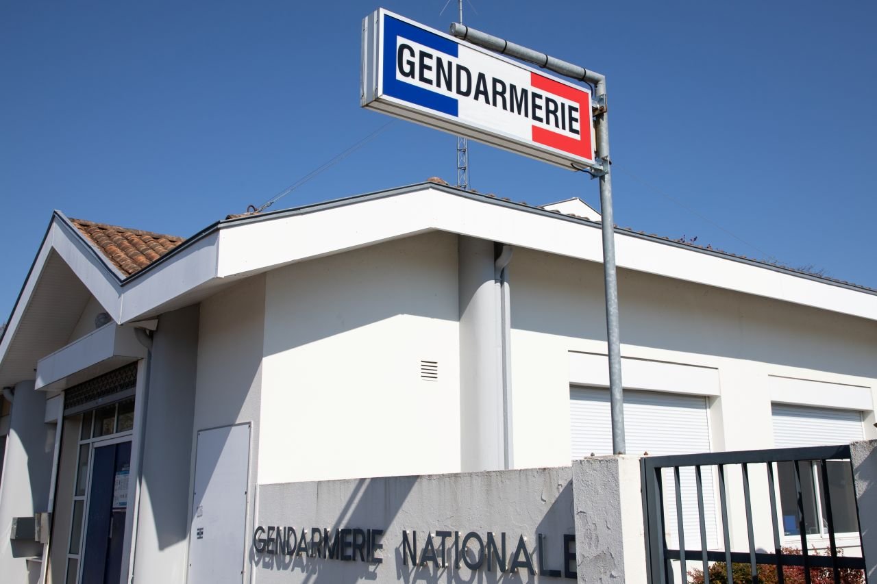 La gendarmerie de Canet-en-Roussillon, fait partie des communes des Pyrénées-Orientales à tester le dispositif de ces BPEL (Bornes de plainte en ligne) - ©sylv1rob1 / Shuttertstock