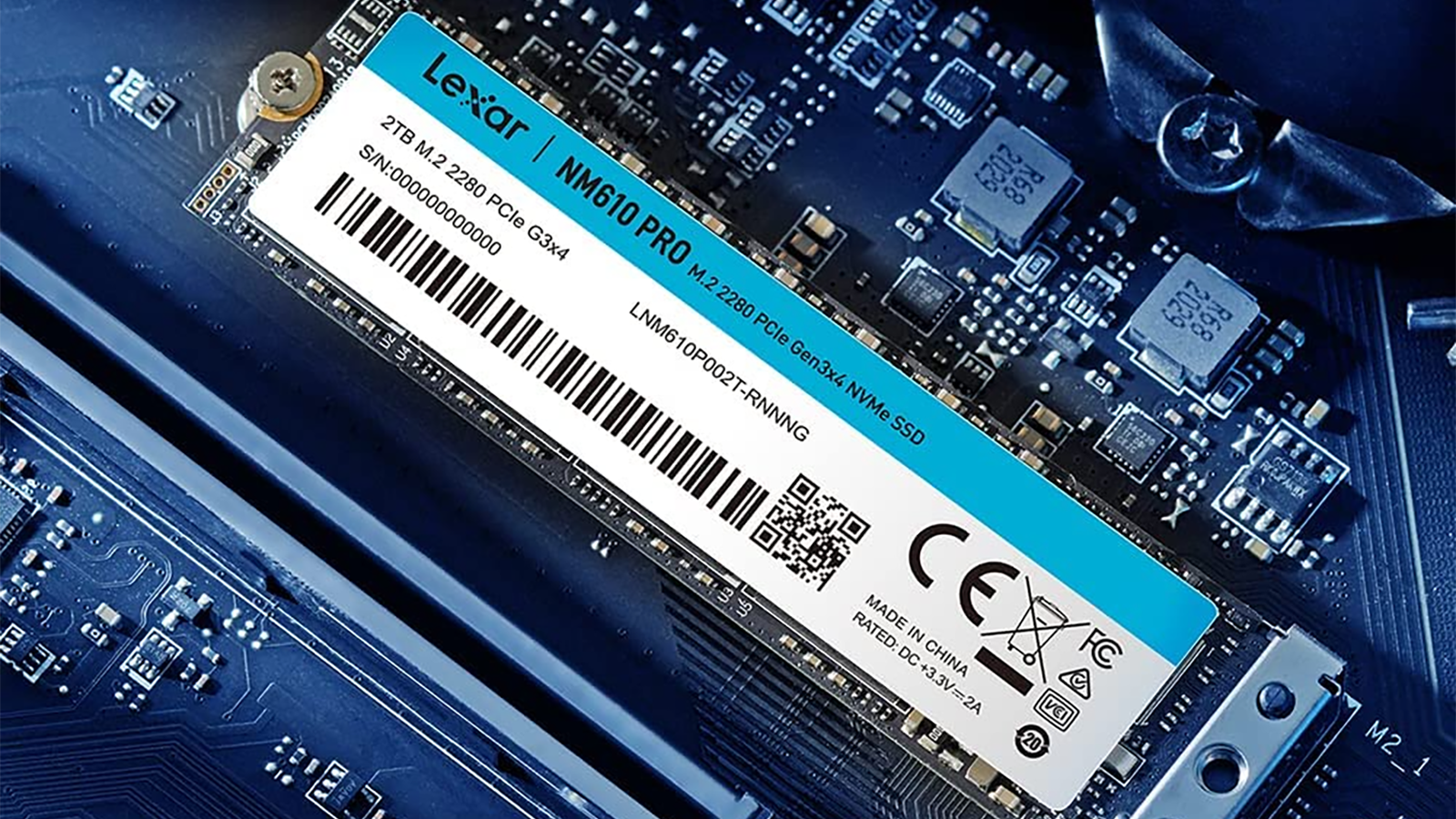 Le SSD Lexar NM610 Pro 2 To installé sur une carte mère