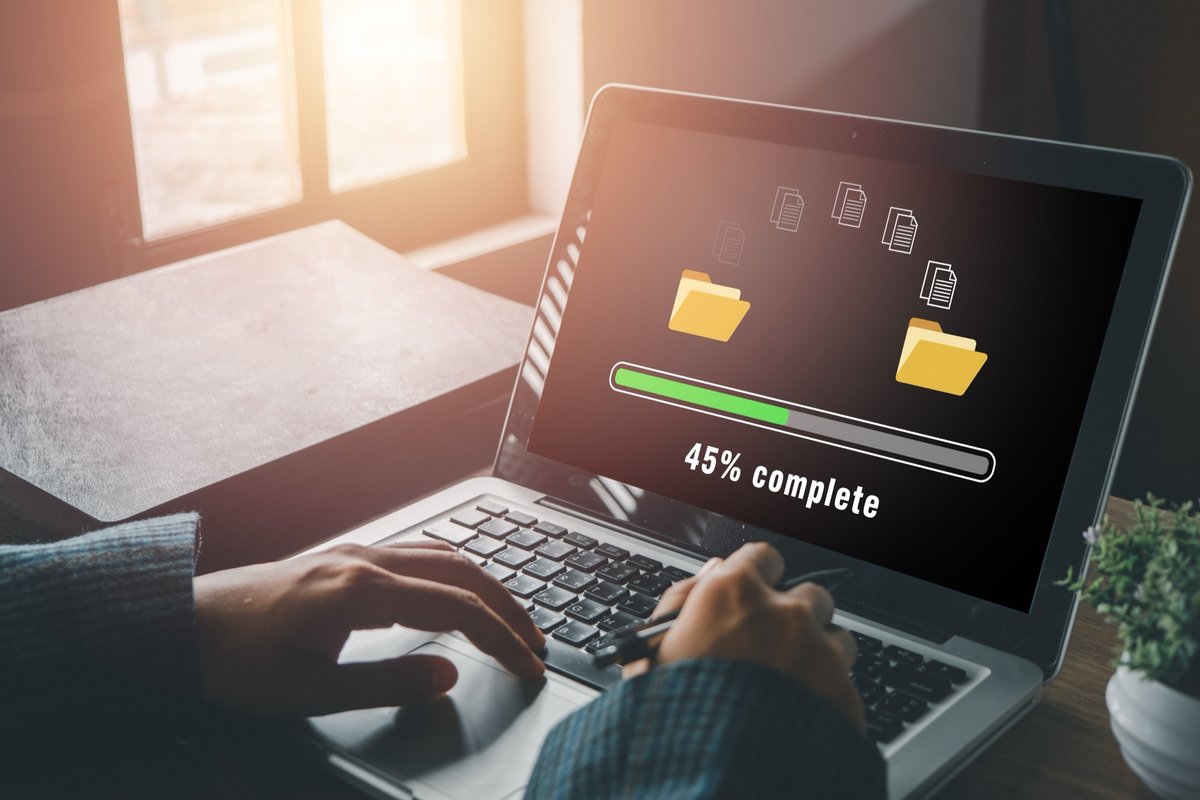Si vous partagez des fichiers volumineux, mieux vaut opter pour WireGuard qui joue notamment sur les temps de transferts. © Mongta Studio / Shutterstock