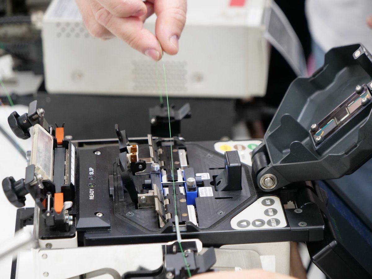 Cette petite machine est en train de souder deux morceaux de fibre optique © Alexandre Boero