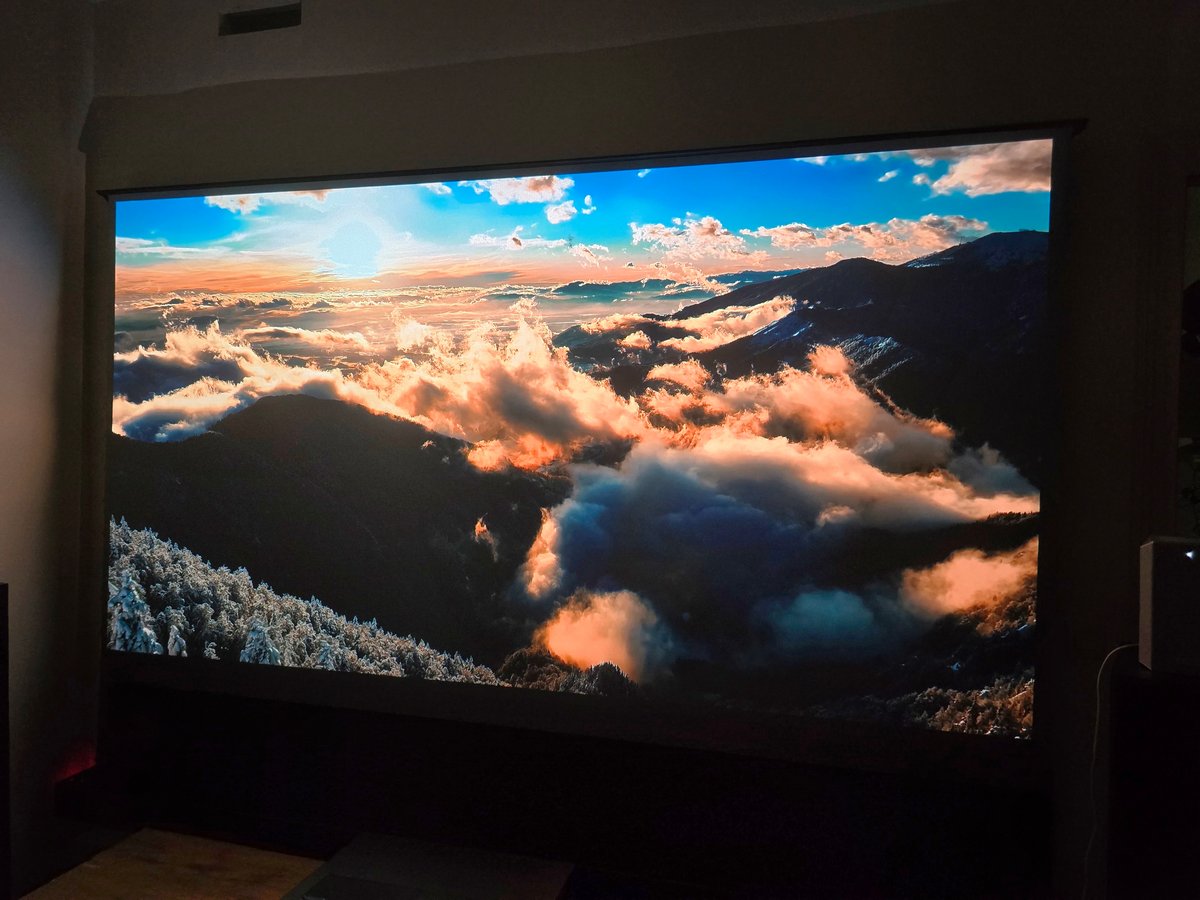 La projection sur 120 pouces offre une image bien détaillée, même si la 4K est ici "simulée". © Matthieu Legouge