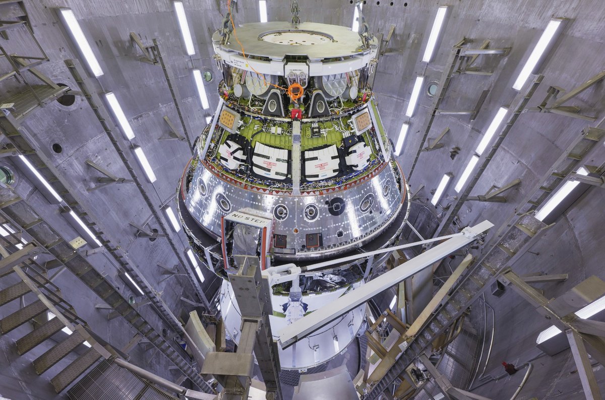 La capsule Orion de la mission Artemis II et son module de service sont actuellement en chambre à vide © NASA