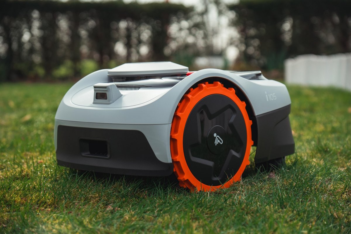 La caméra LED du Segway Navimow i105 permet de repérer les obstacles qui se dressent sur son chemin. En dessous, la poignée pour transporter l'appareil. © Jimmy Shixin Yu