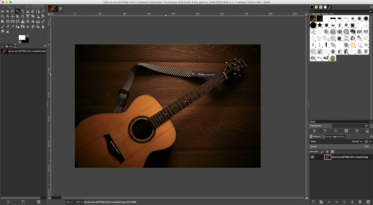 Retouche d'une photo de guitare réalisé sous GIMP.