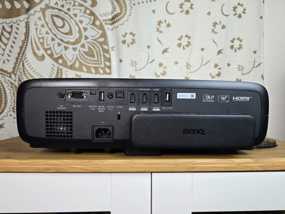 La connectique est complète, et le cache en bas à droite dissimule un emplacement pour le dongle HDMI avec alimentation via micro-USB. © Matthieu Legouge