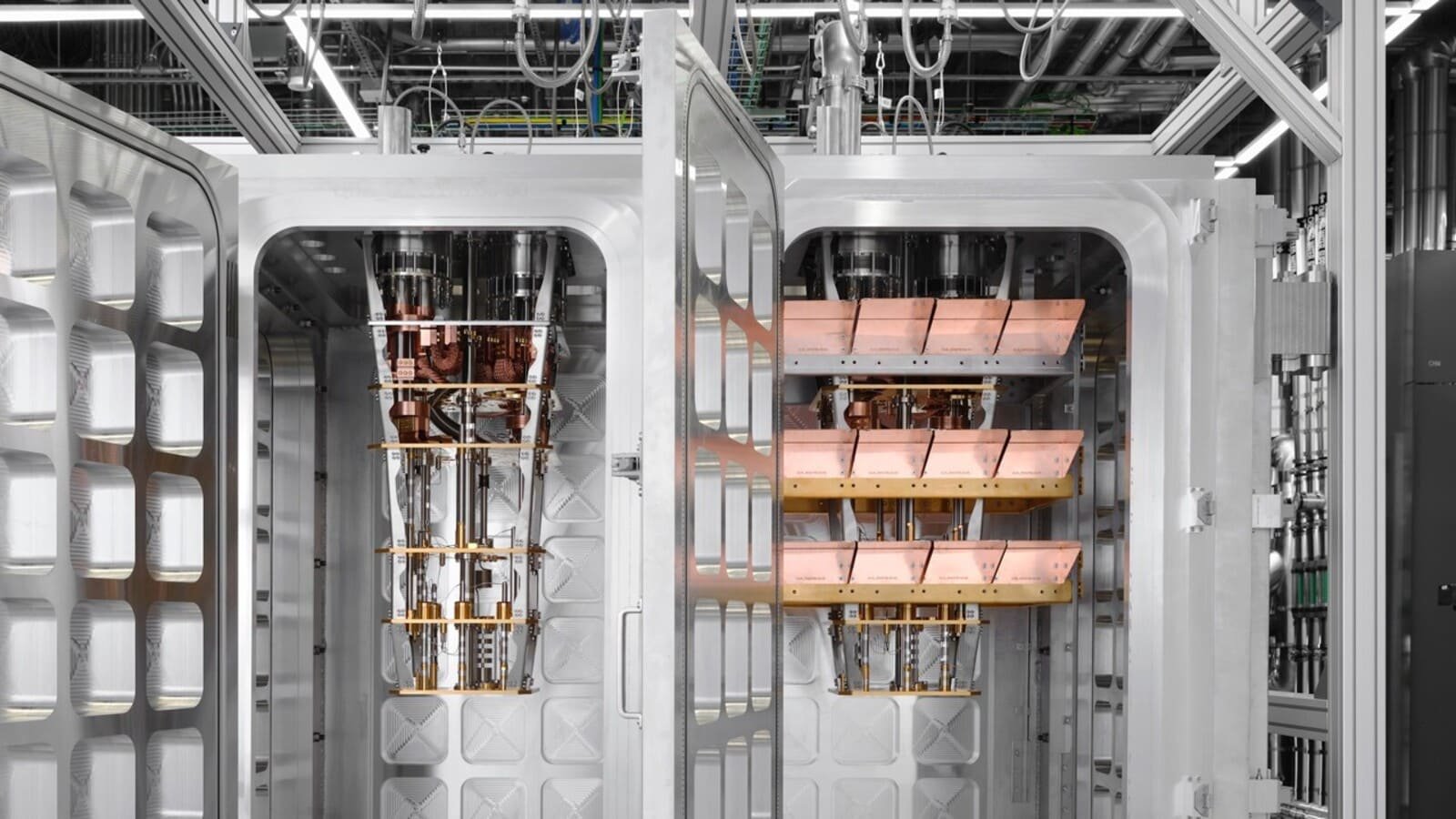 Les deux modules cryogéniques assemblés par IBM, capables d'atteindre une température inférieure à 15 millikelvins, soit environ 180 fois plus froid que l'espace lointain. © IBM