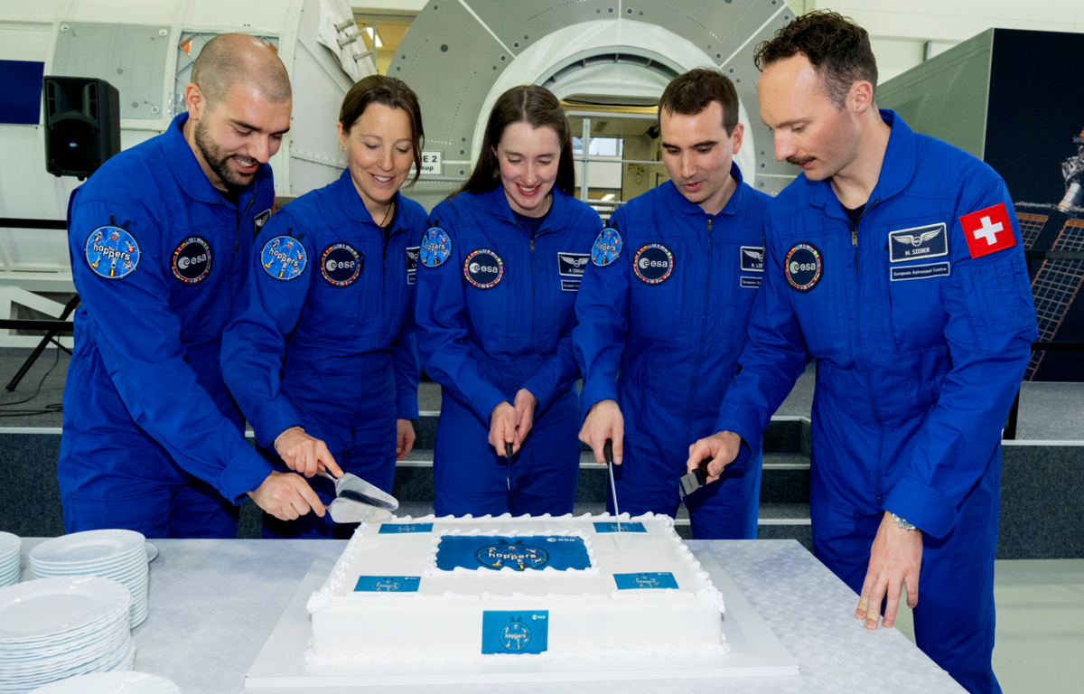 Sophie Adenot (2e à gauche) et Raphaël Liégeois (2e à droite) sont les premiers à être assignés à une mission longue sur l'ISS. © ESA/P.Sebirot
