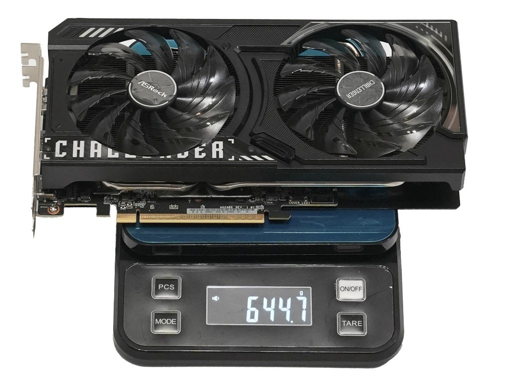Très exactement 644,7 grammes : la Radeon RX 9050 est un poids plume. © Hermitage Akihabara