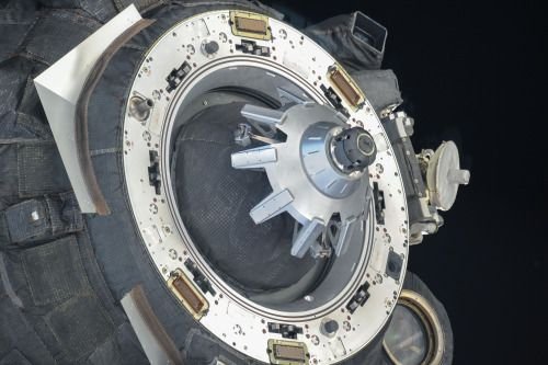 Le système d'amarrage SSVP (côté mâle) toujours présent sur Soyouz aujourd'hui © NASA
