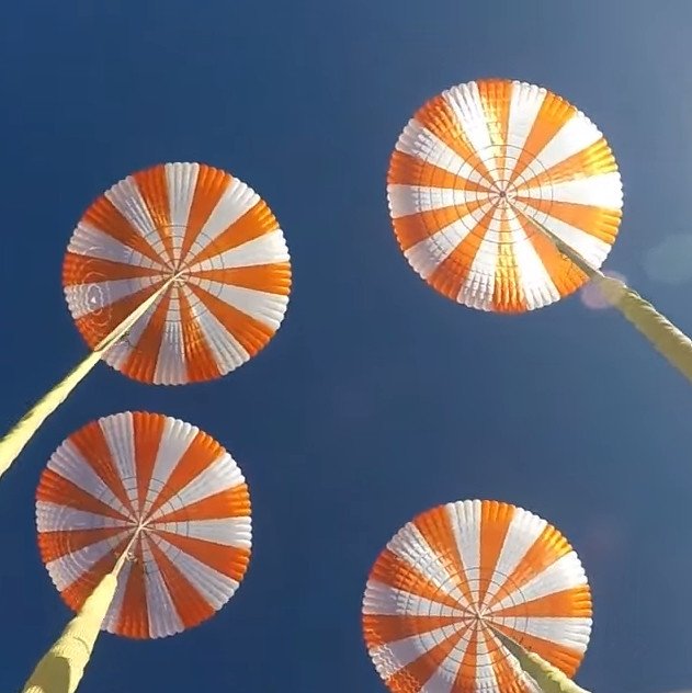 Si ces quatre parachutes sont visibles, alors le plus dur sera fait ! Crédits SpaceX