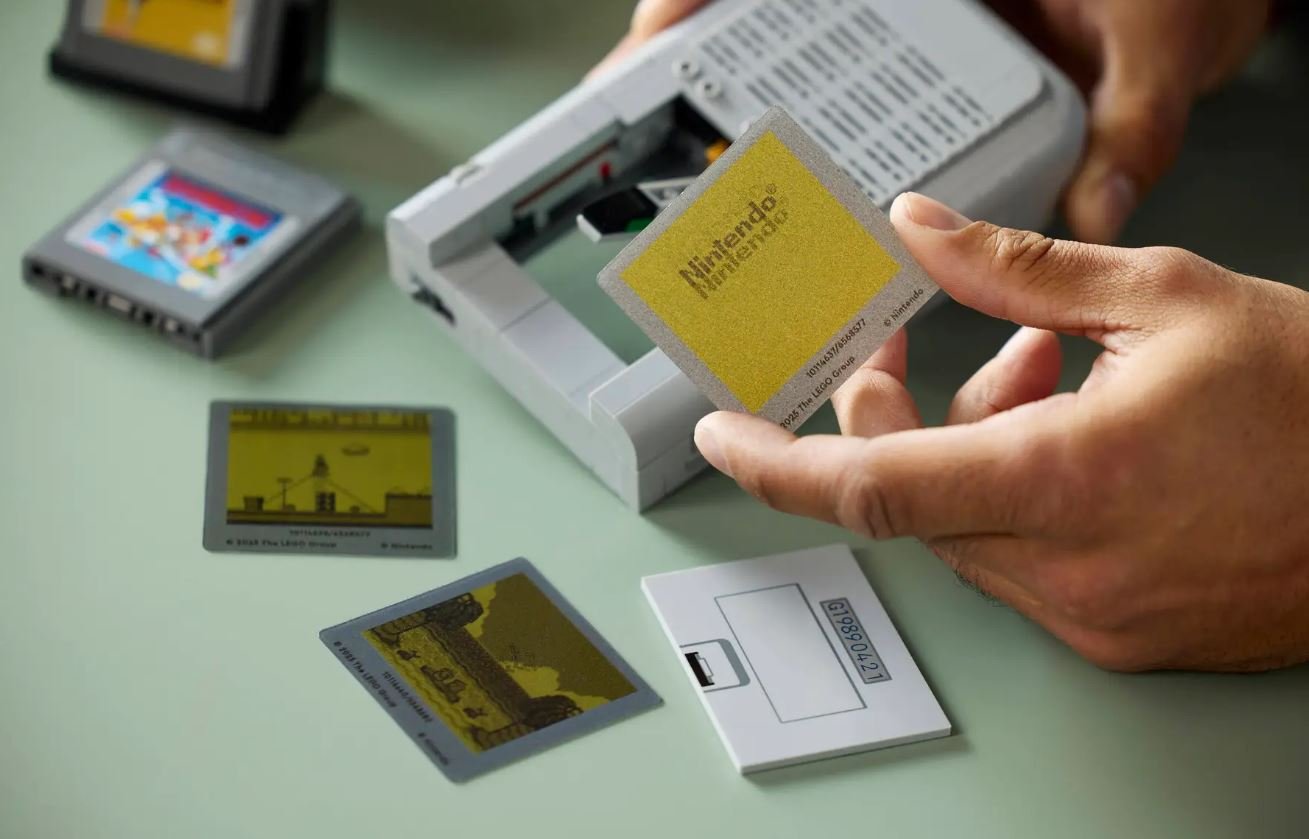 De fausses cartouches et des stickers pour émuler l'écran. Sympa ! ©LEGO/Nintendo