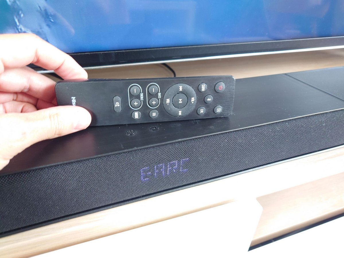 La télécommande offre un contrôle précis des canaux, des modes sonores et de l’égalisation, au prix d’une ergonomie parfois confuse. © Guillaume Fourcadier pour Clubic