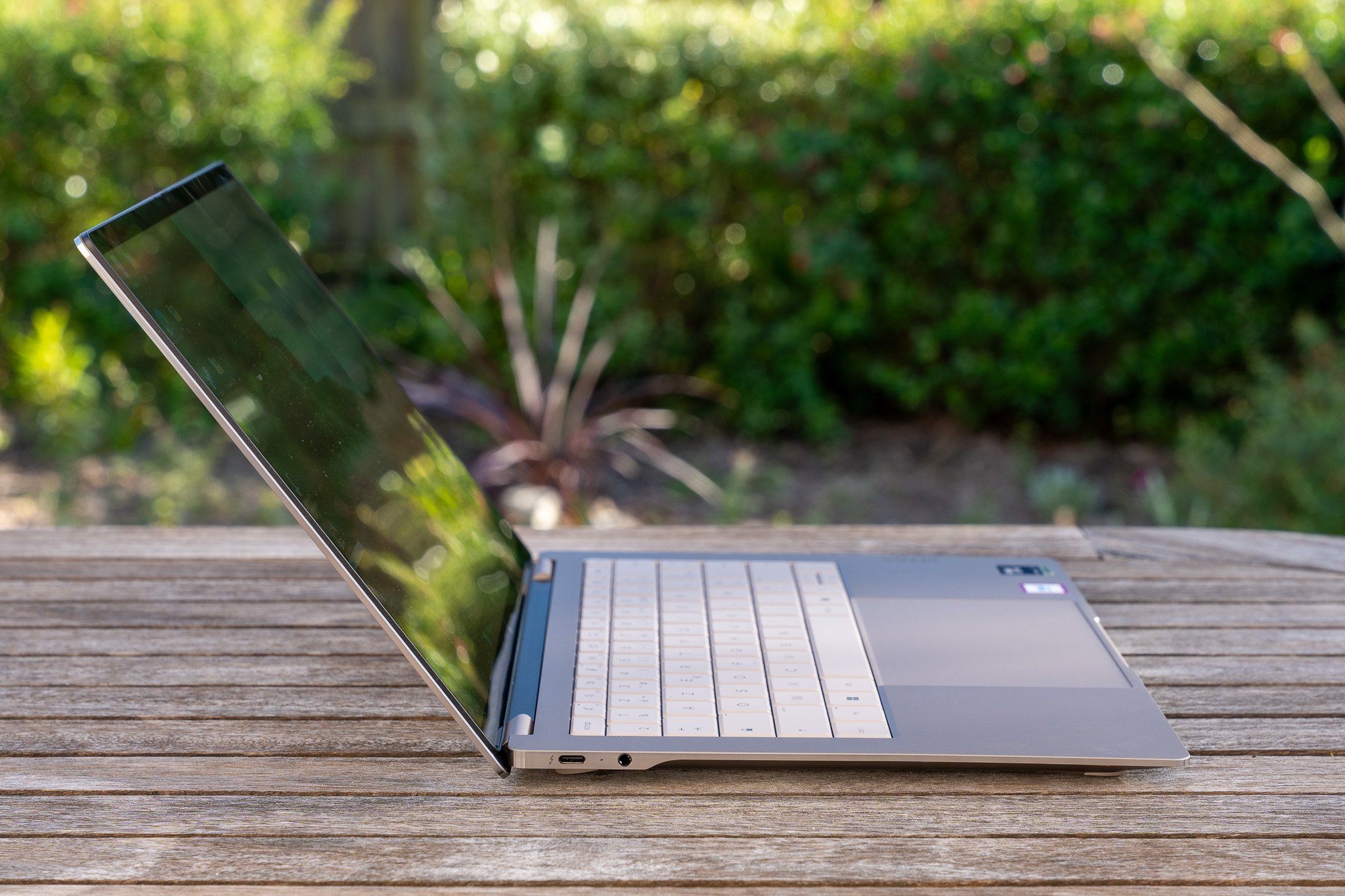 Le HP Omnibook Ultra 14 (2026) vu de profil. ©Nathan Le Gohlisse pour Clubic
