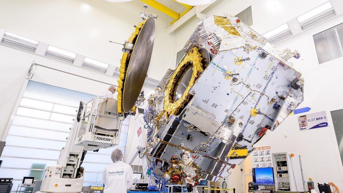 Le satellite Eutelsat Konnect, en préparation avant de partir pour l'orbite géostationnaire. Crédits Thales Alenia Space 
