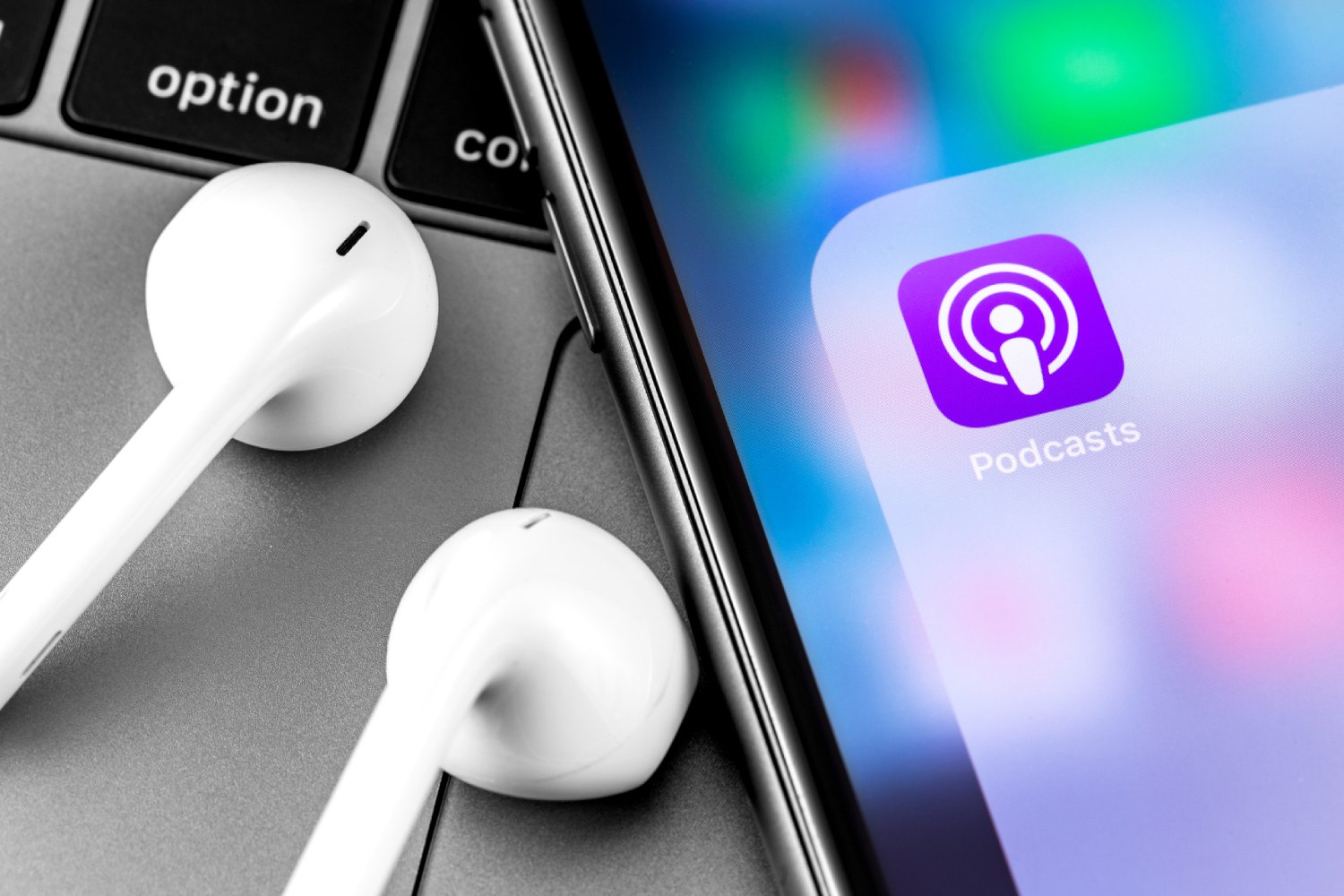 Le logo de l'application Podcasts et des AirPods. ©Primakov / Shutterstock
