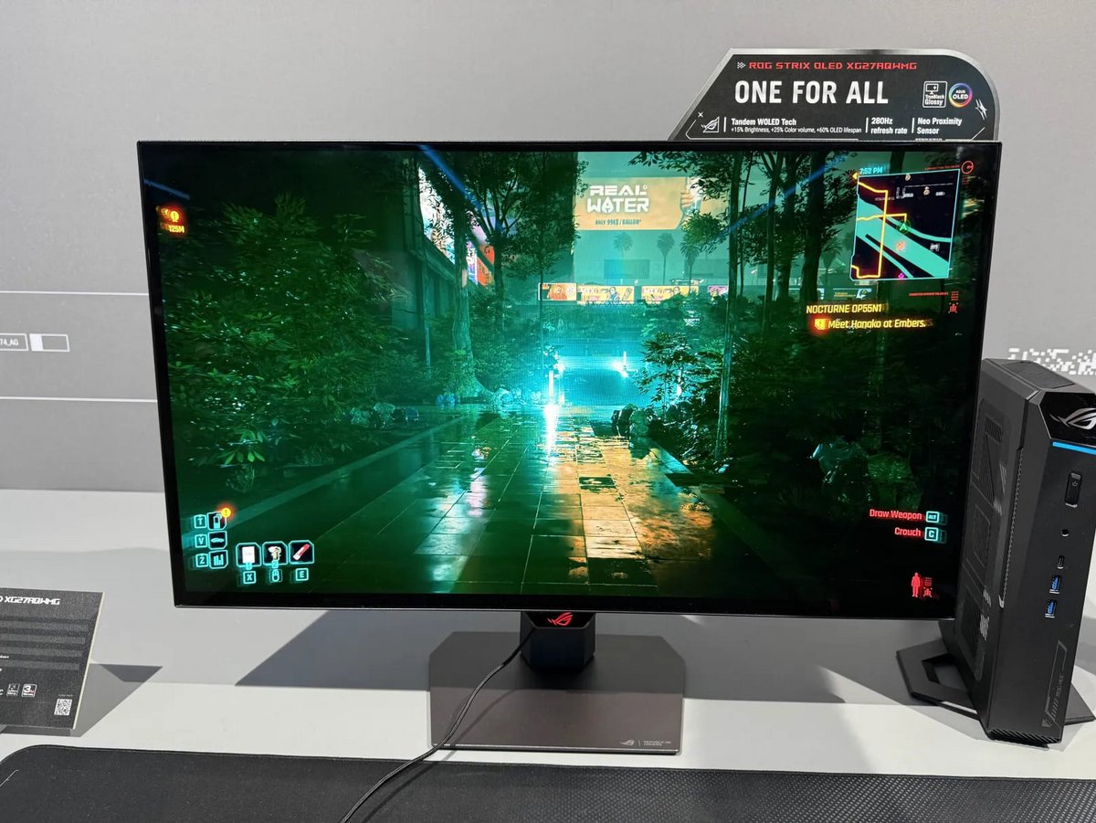L'Asus ROG Strix OLED XG27AQWMG adopte uin pied compact. ©Colin Golberg pour Clubic
