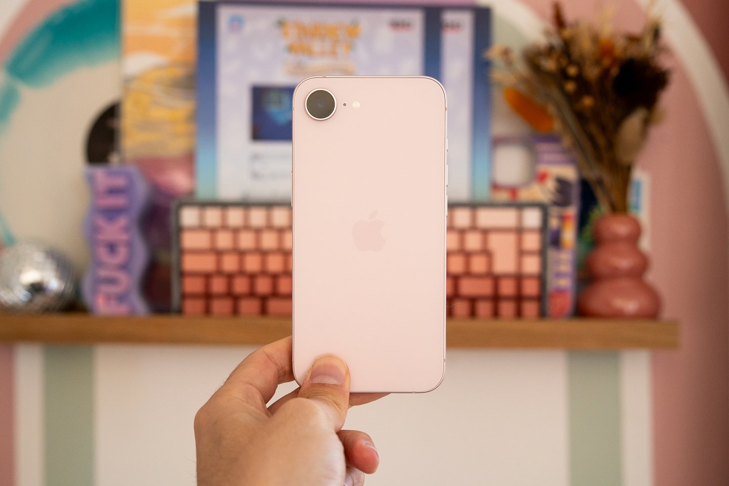 L'iPhone 17e vu de dos. ©Pierre Crochart pour Clubic