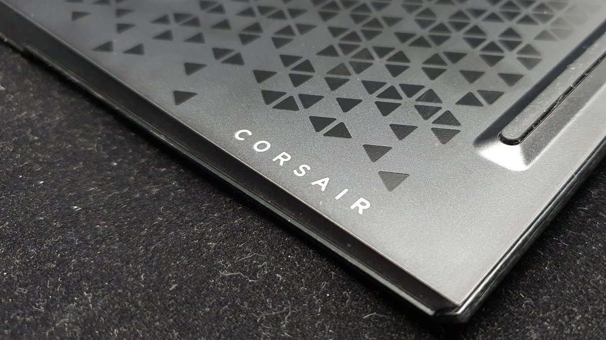 Sous le clavier, une jolie mosaïque de triangles et la marque Corsair © Nerces