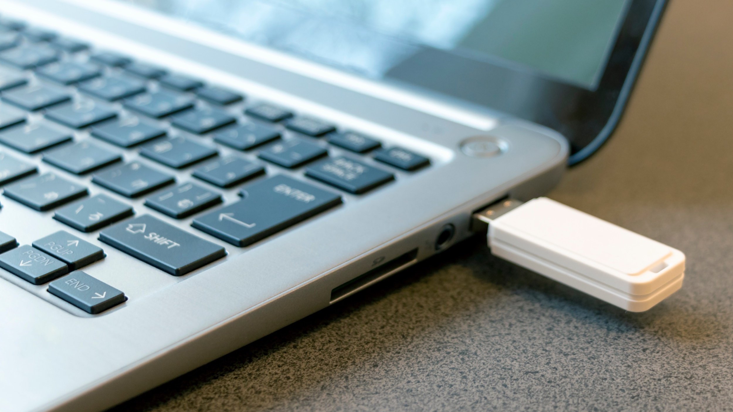 Ventoy, l’alternative à Rufus, s’adapte aux nouvelles exigences Secure Boot de Windows 11. © Toru Kimura / Shutterstock